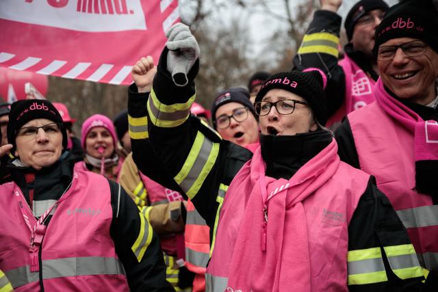 03 December 2025, Berlin: Trade unionists demonstrate at the start of the collective bargaining round for teachers, police officers and other state employees, as the Verdi and dbb civil servants' unions enter negotiations with the collective bargaining association of the German federal states. Photo: Carsten Koall/dpa