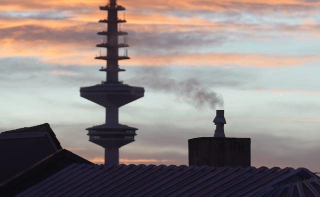 FILED - 02 December 2025, Hamburg: Smoke rises from the chimney of an apartment building in the Eimsbuettel district in the early morning. Photo: Marcus Brandt/dpa