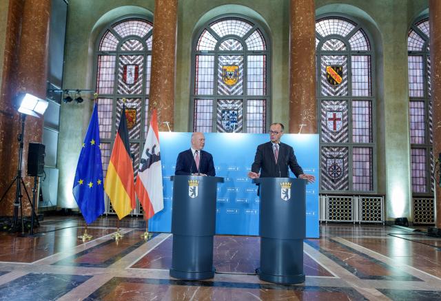 03 December 2025, Berlin: German Chancellor Friedrich Merz (R) takes part in the press conference alongside Kai Wegner, Governing Mayor of Berlin, during his official inaugural visit to Berlin. Photo: Michael Kappeler/dpa