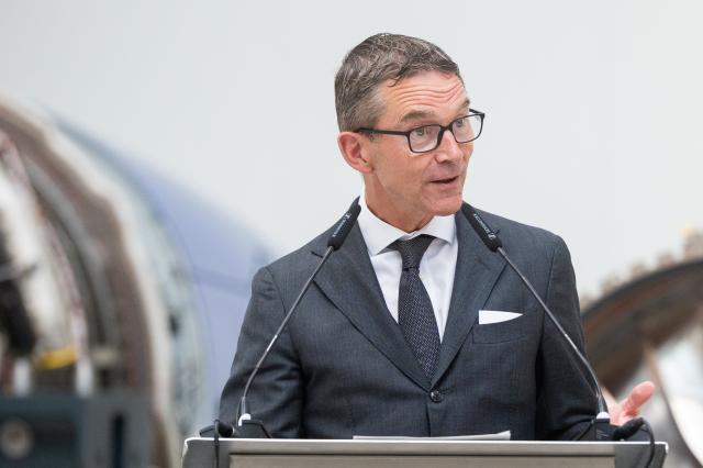 FILED - 14 July 2025, Brandenburg, Blankenfelde-Mahlow: British Ambassador to Germany, speaks in a hall at the Rolls-Royce plant in Dahlewitz. Photo: Christophe Gateau/dpa