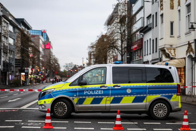 03 December 2025, North Rhine-Westphalia, Moenchengladbach: A police car blocks off access to a street in Moenchengladbach city center. Following reports of a possible threat, the police in Moenchengladbach cordoned off Bismarckplatz in the city center. Photo: Christoph Reichwein/dpa
