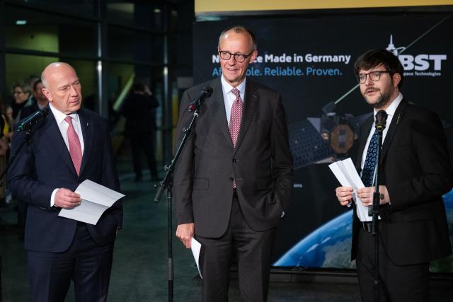 03 December 2025, Berlin: Kai Wegner (L-R), Governing Mayor of Berlin, German Chancellor Friedrich Merz and Tom Segert, Managing Director of Berlin Space Technologies, speak at a press conference following a visit to Berlin Space Technologies. Photo: Christophe Gateau/dpa