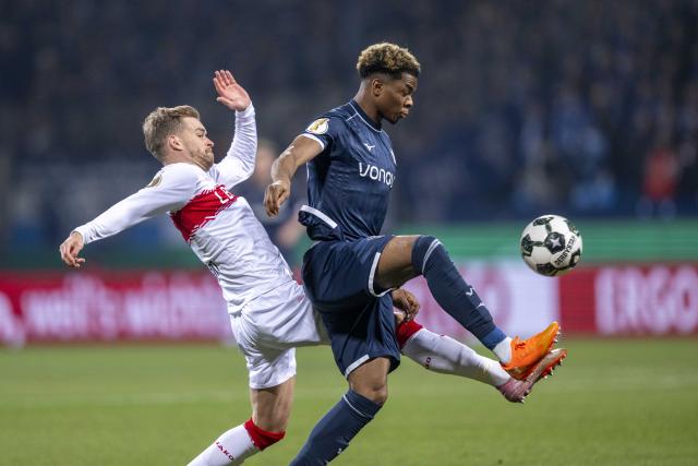 03 December 2024, North Rhine-Westphalia, Bochum: Stuttgart's Maximilian Mittelstaedt (L) and Farid Bochum's Alfa-Ruprecht battle for the ball during the German DFB Cup round of 16 soccer match between VfL Bochum and VfB Stuttgart at Vonovia Ruhrstadion. Photo: David Inderlied/dpa - IMPORTANT NOTICE: DFL and DFB regulations prohibit any use of photographs as image sequences and/or quasi-video.