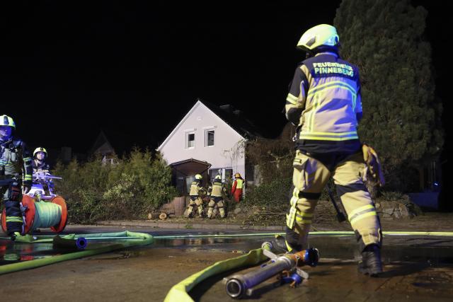 03 December 2025, Schleswig-Holstein, Pinneberg: Emergency services from the fire department and German Federal Agency for Technical Relief (THW) work on a detached house after an explosion. Photo: Christian Charisius/dpa