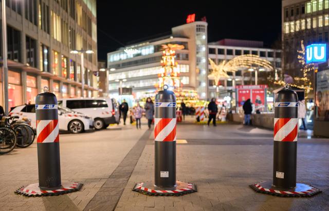 03 December 2025, Lower Saxony, Hanover: Bollards protect the entrance to the Christmas pyramid at Kroepcke. After attacks in previous years, German Christmas markets have been massively upgraded. Photo: Julian Stratenschulte/dpa