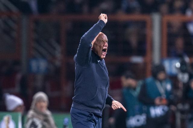 03 December 2024, North Rhine-Westphalia, Bochum: Bochum coach Uwe Roesler gestures during the German DFB Cup round of 16 soccer match between VfL Bochum and VfB Stuttgart at Vonovia Ruhrstadion. Photo: David Inderlied/dpa - IMPORTANT NOTICE: DFL and DFB regulations prohibit any use of photographs as image sequences and/or quasi-video.