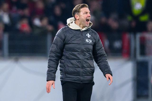 03 December 2025, Baden-Württemberg, Freiburg im Breisgau: Darmstadt coach Florian Kohfeldt reacts during the German DFB Cup round of 16 soccer match between SC Freiburg and Darmstadt 98 at Europa-Park Stadium. Photo: Tom Weller/dpa - IMPORTANT NOTICE: DFL and DFB regulations prohibit any use of photographs as image sequences and/or quasi-video.