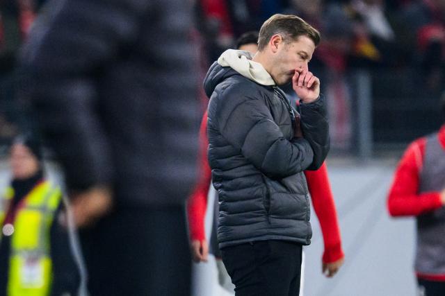 03 December 2025, Baden-Württemberg, Freiburg im Breisgau: Darmstadt coach Florian Kohfeldt reacts during the German DFB Cup round of 16 soccer match between SC Freiburg and Darmstadt 98 at Europa-Park Stadium. Photo: Tom Weller/dpa - IMPORTANT NOTICE: DFL and DFB regulations prohibit any use of photographs as image sequences and/or quasi-video.