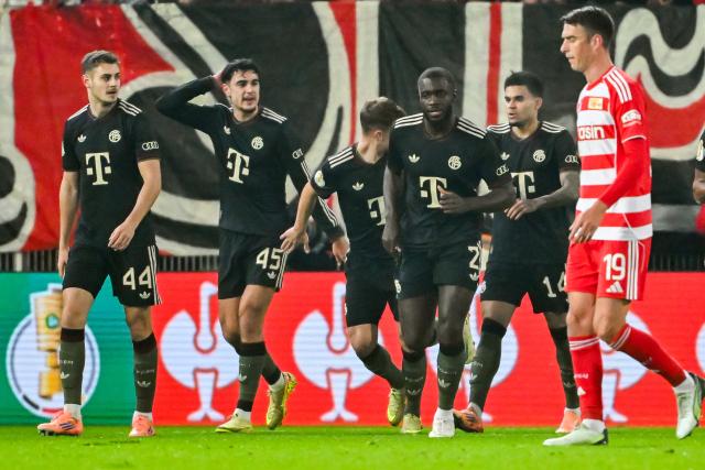 03 December 2025, Berlin: Bayern players celebrate their side's first goal during the German DFB Cup round of 16 soccer match between 1. FC Union Berlin and FC Bayern Munich at an der Alten Foersterei. Photo: Soeren Stache/dpa - IMPORTANT NOTE: In accordance with the regulations of the DFL German Football League and the DFB German Football Association, it is prohibited to utilize or have utilized photographs taken in the stadium and/or of the match in the form of sequential images and/or video-like photo series.