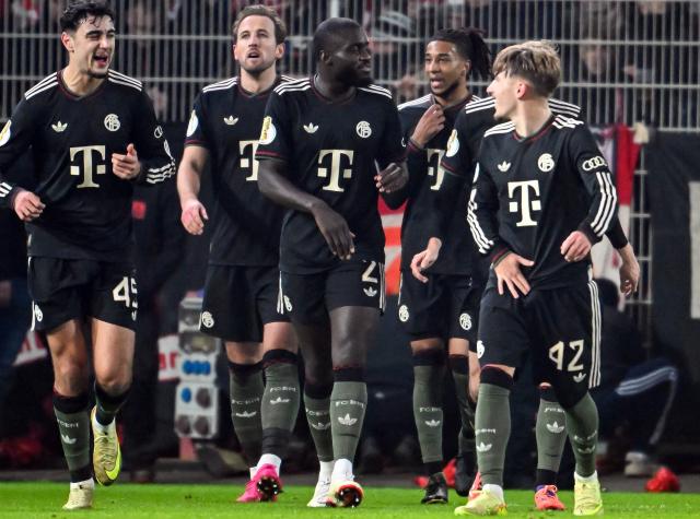 03 December 2025, Berlin: Bayern's Harry Kane (2nd L) celebrates scoring side's second goal with teammates during the German DFB Cup round of 16 soccer match between 1. FC Union Berlin and FC Bayern Munich at an der Alten Foersterei. Photo: Soeren Stache/dpa - IMPORTANT NOTE: In accordance with the regulations of the DFL German Football League and the DFB German Football Association, it is prohibited to utilize or have utilized photographs taken in the stadium and/or of the match in the form of sequential images and/or video-like photo series.