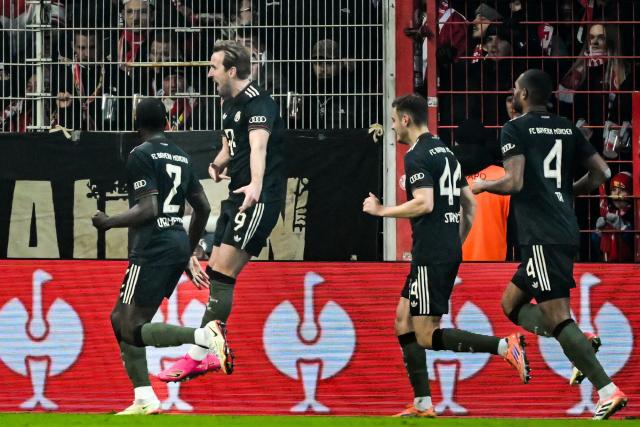 03 December 2025, Berlin: Bayern's Harry Kane (2nd L) celebrates scoring side's second goal with teammates during the German DFB Cup round of 16 soccer match between 1. FC Union Berlin and FC Bayern Munich at an der Alten Foersterei. Photo: Soeren Stache/dpa - IMPORTANT NOTE: In accordance with the regulations of the DFL German Football League and the DFB German Football Association, it is prohibited to utilize or have utilized photographs taken in the stadium and/or of the match in the form of sequential images and/or video-like photo series.
