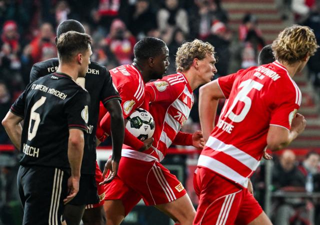 03 December 2025, Berlin: Union's Leopold Querfeld (C) celebrates scoring his side's first goal with teammates during the German DFB Cup round of 16 soccer match between 1. FC Union Berlin and FC Bayern Munich at an der Alten Foersterei. Photo: Soeren Stache/dpa - IMPORTANT NOTE: In accordance with the regulations of the DFL German Football League and the DFB German Football Association, it is prohibited to utilize or have utilized photographs taken in the stadium and/or of the match in the form of sequential images and/or video-like photo series.