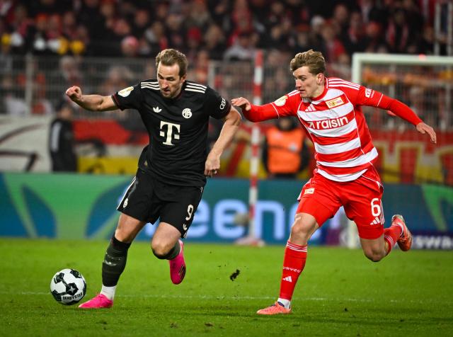 03 December 2025, Berlin: Bayern Munich's Harry Kane (L) and Union Berlin's Aljoscha Kemlein battle for the ball during the German DFB Cup round of 16 soccer match between 1. FC Union Berlin and FC Bayern Munich at an der Alten Foersterei. Photo: Soeren Stache/dpa - IMPORTANT NOTE: In accordance with the regulations of the DFL German Football League and the DFB German Football Association, it is prohibited to utilize or have utilized photographs taken in the stadium and/or of the match in the form of sequential images and/or video-like photo series.