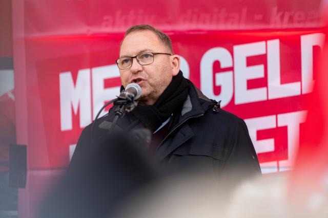 FILED - 24 January 2025, Brandenburg, Potsdam: Chairman of the United Services Union (ver.di) Frank Werneke speaks at the start of collective bargaining for the federal and municipal public services. Photo: Christophe Gateau/dpa