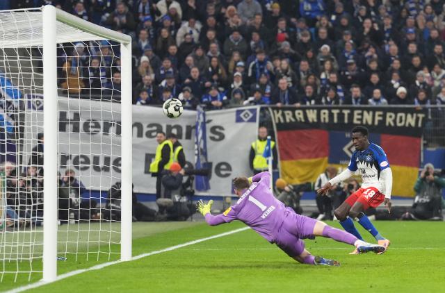 03 December 2025, Hamburg: Hamburger's Bakery Jatta (R) scores his side's first goal during the German DFB Cup round of 16 soccer match between Hamburger SV and Holstein Kiel at the Volksparkstadion. Photo: Marcus Brandt/dpa - WICHTIGER HINWEIS: Gemäß den Vorgaben der DFL Deutsche Fußball Liga bzw. des DFB Deutscher Fußball-Bund ist es untersagt, in dem Stadion und/oder vom Spiel angefertigte Fotoaufnahmen in Form von Sequenzbildern und/oder videoähnlichen Fotostrecken zu verwerten bzw. verwerten zu lassen.