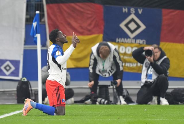 03 December 2025, Hamburg: Hamburger's Bakery Jatta celebrates scoring his side's first goal during the German DFB Cup round of 16 soccer match between Hamburger SV and Holstein Kiel at the Volksparkstadion. Photo: Marcus Brandt/dpa - WICHTIGER HINWEIS: Gemäß den Vorgaben der DFL Deutsche Fußball Liga bzw. des DFB Deutscher Fußball-Bund ist es untersagt, in dem Stadion und/oder vom Spiel angefertigte Fotoaufnahmen in Form von Sequenzbildern und/oder videoähnlichen Fotostrecken zu verwerten bzw. verwerten zu lassen.