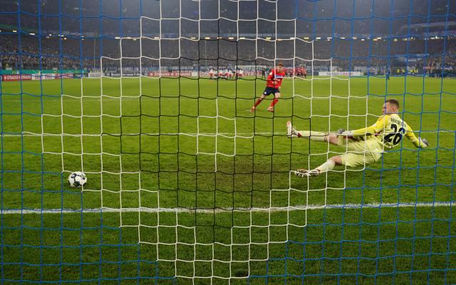 03 December 2025, Hamburg: Holstein Kiel's Phil Harres (L) converts the decisive penalty against Hamburger goalkeeper Daniel Peretz during the German DFB Cup round of 16 soccer match between Hamburger SV and Holstein Kiel at the Volksparkstadion. Photo: Marcus Brandt/dpa - WICHTIGER HINWEIS: Gemäß den Vorgaben der DFL Deutsche Fußball Liga bzw. des DFB Deutscher Fußball-Bund ist es untersagt, in dem Stadion und/oder vom Spiel angefertigte Fotoaufnahmen in Form von Sequenzbildern und/oder videoähnlichen Fotostrecken zu verwerten bzw. verwerten zu lassen.