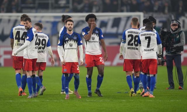 03 December 2025, Hamburg: Hamburger players stand disappointed on the pitch their teammate Aboubaka Soumahoro missed his penalty during the German DFB Cup round of 16 soccer match between Hamburger SV and Holstein Kiel at the Volksparkstadion. Photo: Marcus Brandt/dpa - WICHTIGER HINWEIS: Gemäß den Vorgaben der DFL Deutsche Fußball Liga bzw. des DFB Deutscher Fußball-Bund ist es untersagt, in dem Stadion und/oder vom Spiel angefertigte Fotoaufnahmen in Form von Sequenzbildern und/oder videoähnlichen Fotostrecken zu verwerten bzw. verwerten zu lassen.