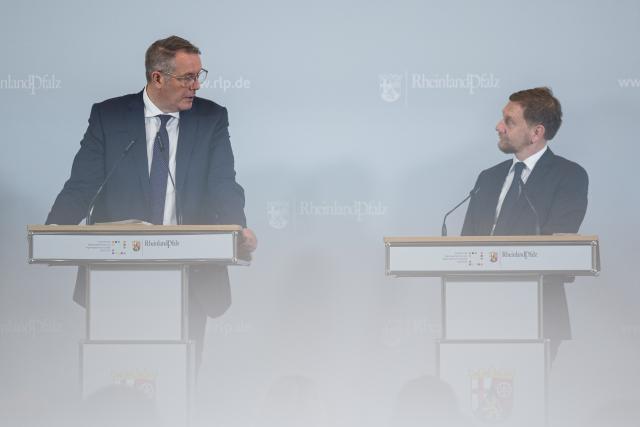 FILED - 24 October 2025, Rhineland-Palatinate, Mainz: Alexander Schweitzer (L), Minister President of Rhineland-Palatinate, and Michael Kretschmer (R), Minister President of Saxony, speak at the closing press conference. Germany's federal and state governments are set to negotiate the distribution of public funds and the cost of new legislation. Photo: Hannes P. Albert/dpa