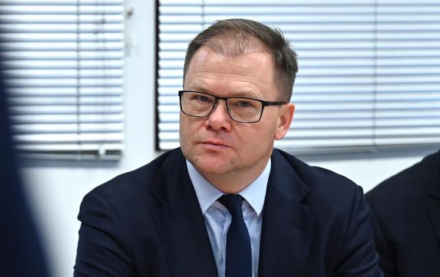 FILED - 28 November 2025, Berlin: Carsten Schneider, German Minister for the Environment, Climate Protection, Nature Conservation and Nuclear Safety, visits Rebuy, a company that repairs used cell phones. Photo: Elisa Schu/dpa