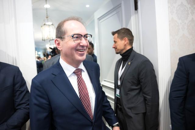 04 December 2025, Bremen: Alexander Dobrindt, Germany's Minister of the Interior, arrives in the conference room for the Conference of Interior Ministers (IMK), which will focus on topics including drone detection and defense, hybrid threats, and the introduction of the new European asylum system (GEAS). Photo: Sina Schuldt/dpa