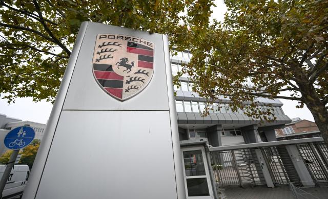 FILED - 10 October 2025, Baden-Wuerttemberg, Stuttgart: The logo of the sports car manufacturer Porsche can be seen at an entrance to the company headquarters in Stuttgart-Zuffenhausen. Photo: Bernd Weißbrod/dpa