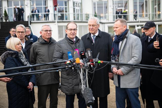 04 December 2025, Bremen: Alexander Dobrindt, Germany's Minister of the Interior, and the ministers of the federal states at a press statement on drone defence. The focus of the Conference of Interior Ministers (IMK) includes topics such as the detection of and defense against drones, hybrid threats and the introduction of the new European asylum system (GEAS). Photo: Sina Schuldt/dpa