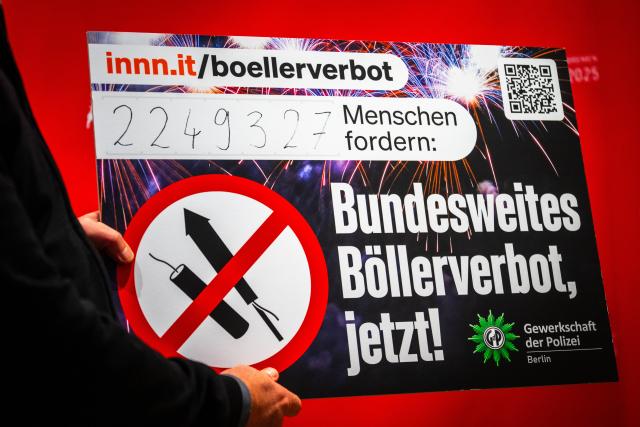 04 December 2025, Bremen: (L-R) Stephan Weh, regional chairman of the GdP Berlin, hands over a petition to ban firecrackers at the conference of interior ministers. Photo: Sina Schuldt/dpa