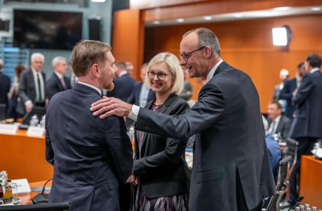 04 December 2025, Berlin: German Chancellor Friedrich Merz talks to Michael Kretschmer, Minister President of Saxony, and Christiane Schenderlein, Minister of State for Sport and Volunteering, ahead of the Minister Presidents' Conference with the heads of the federal states. Photo: Michael Kappeler/dpa