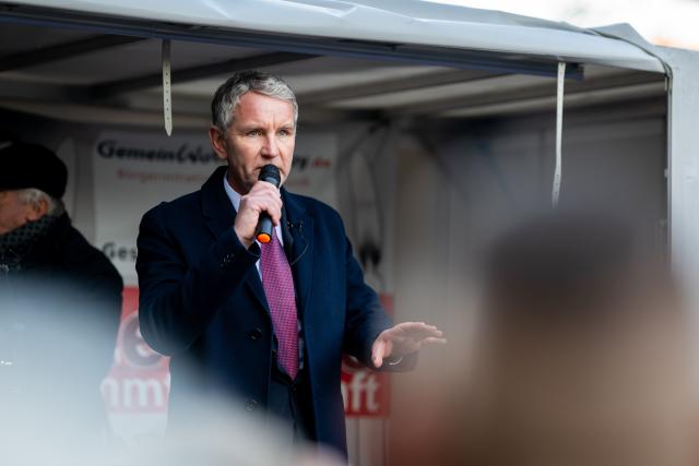 04 December 2025, Thuringia, Erfurt: Chairman of the Alternative for Germany (AfD) parliamentary group in the Thuringian state parliament Bjoern Hoecke speaks during a protest by The alliance "Thuringian citizens' initiatives against wind power" in front of the Thuringian state parliament against the planned amendment to the Thuringian law on the further development of the state forestry authority and the forest protection situation threatening forests. Photo: Jacob Schröter/dpa