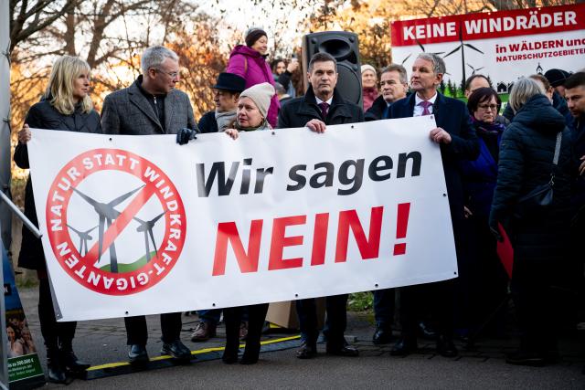 04 December 2025, Thuringia, Erfurt: (L-R) Members of the Alternative for Germany (AfD) Kerstin Dueben-Schaumann, Denny Jankowski, Nadine Hoffmann, Uwe Thrum and Chairman of the AfD parliamentary group in the Thuringian state parliament Bjoern Hoecke stand in solidarity behind a placard with the inscription "We say NO!" during a protest by The alliance "Thuringian citizens' initiatives against wind power" in front of the Thuringian state parliament against the planned amendment to the Thuringian law on the further development of the state forestry authority and the forest protection situation threatening forests. Photo: Jacob Schröter/dpa