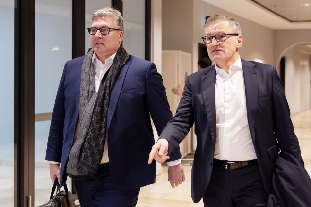FILED - 05 December 2024, Hesse, Frankfurt_Main: Members of the Executive Committee Axel Hellmann (L) of Eintracht Frankfurt and Jan-Christian Dreesen of Bayern Munich, arrive to attend a members' meeting of the German Football League (Bundesliga). Photo: Jürgen Kessler/dpa - WICHTIGER HINWEIS: Gemäß den Vorgaben der DFL Deutsche Fußball Liga bzw. des DFB Deutscher Fußball-Bund ist es untersagt, in dem Stadion und/oder vom Spiel angefertigte Fotoaufnahmen in Form von Sequenzbildern und/oder videoähnlichen Fotostrecken zu verwerten bzw. verwerten zu lassen.