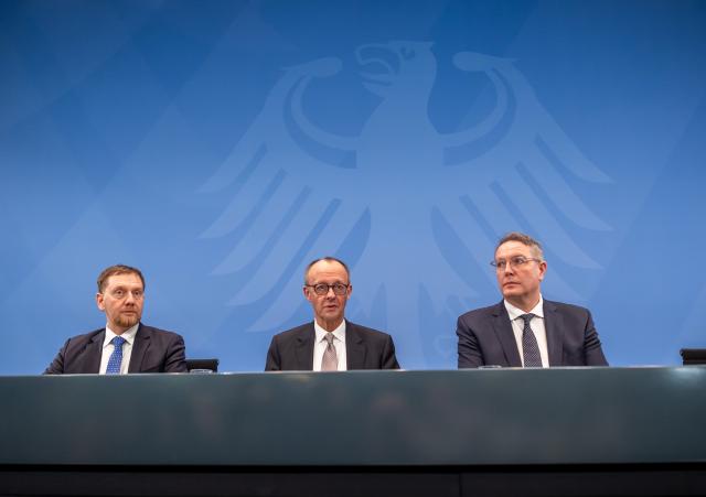 04 December 2025, Berlin: German Chancellor Friedrich Merz (C) speaks during a press conference with Michael Kretschmer (L), Minister President of Saxony, and Alexander Schweitzer, Minister President of Rhineland-Palatinate, after the Minister Presidents' Conference with the heads of the federal states. Photo: Michael Kappeler/dpa