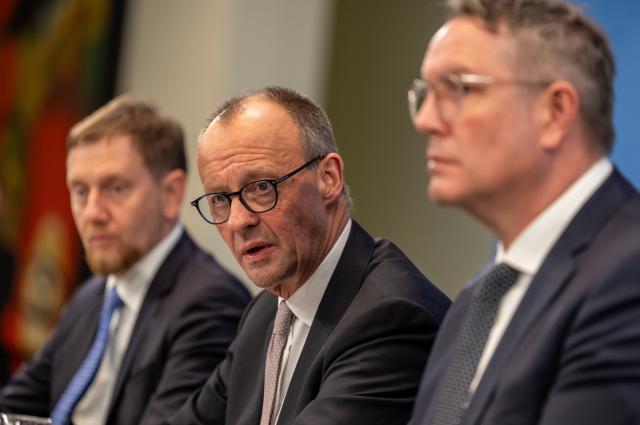 04 December 2025, Berlin: German Chancellor Friedrich Merz (C) speaks during a press conference with Michael Kretschmer (L), Minister President of Saxony, and Alexander Schweitzer, Minister President of Rhineland-Palatinate, after the Minister Presidents' Conference with the heads of the federal states. Photo: Michael Kappeler/dpa