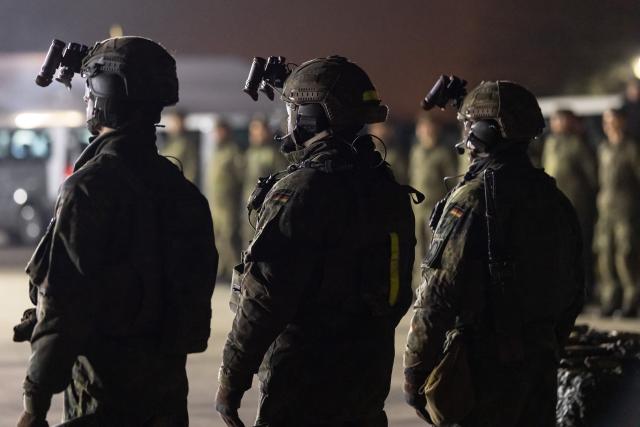 04 December 2025, Bavaria, Grafenwöhr: Soldiers of Panzergrenadier Battalion 122 from Oberviechtach stand during the handover of the Heckler & Koch G95 assault rifle at the Grafenwoehr military training area. The Bundeswehr receives the first models of the new G95 assault rifle. Photo: Daniel Karmann/dpa