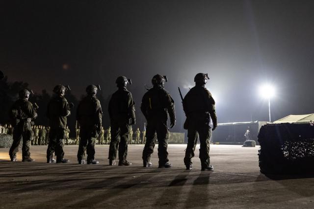 04 December 2025, Bavaria, Grafenwöhr: Soldiers of Panzergrenadier Battalion 122 from Oberviechtach stand during the handover of the Heckler & Koch G95 assault rifle at the Grafenwoehr military training area. The Bundeswehr receives the first models of the new G95 assault rifle. Photo: Daniel Karmann/dpa