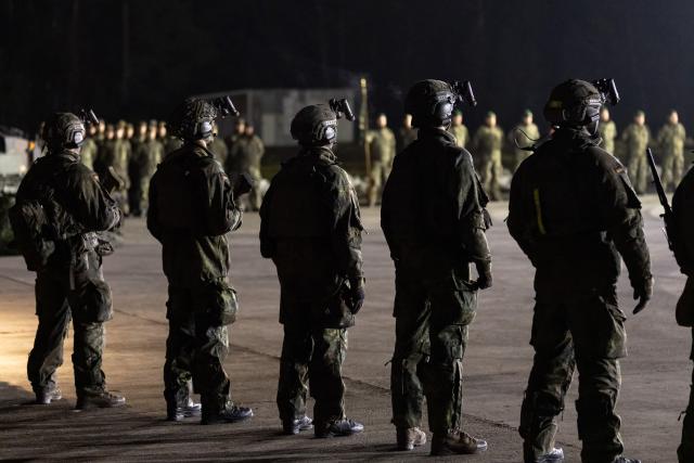 04 December 2025, Bavaria, Grafenwöhr: Soldiers of Panzergrenadier Battalion 122 from Oberviechtach stand during the handover of the Heckler & Koch G95 assault rifle at the Grafenwoehr military training area. The Bundeswehr receives the first models of the new G95 assault rifle. Photo: Daniel Karmann/dpa