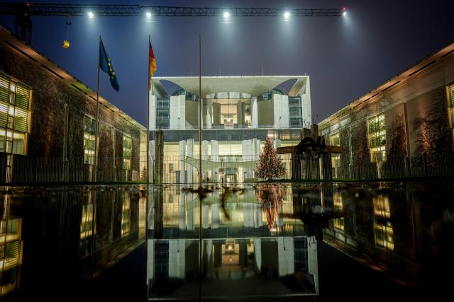 05 December 2025, Berlin: An illuminated crane can be seen above the German Chancellery on the morning ahead of the German Bundestag vote on the coalition's pension package. Photo: Kay Nietfeld/dpa