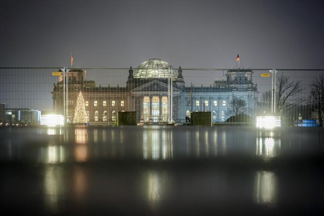 05 December 2025, Berlin: The Reichstag building can be seen behind a construction fence on the morning before the German Bundestag vote on the coalition's pension package. Photo: Kay Nietfeld/dpa