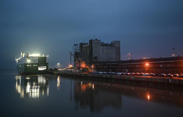 05 December 2025, Lower Saxony, Emden: View of the car loading area in Emden. Photo: Lars Penning/dpa