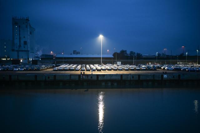 05 December 2025, Lower Saxony, Emden: Numerous Audi cars are waiting to be loaded at the port. Photo: Lars Penning/dpa