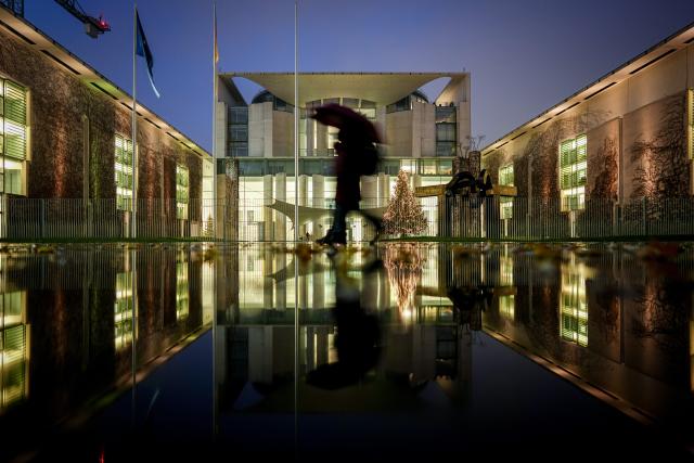 05 December 2025, Berlin: Passers-by walk past the German Chancellery on the morning ahead of the German Bundestag vote on the coalition's pension package. Photo: Kay Nietfeld/dpa