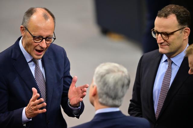 05 December 2025, Berlin: (L-R) German Chancellor Friedrich Merz, Jens Spahn, leader of the parliamentary group in the German Bundestag, and Steffen Bilger share a talk ahead of the German Bundestag session on the modernization of military service. Photo: Sebastian Christoph Gollnow/dpa