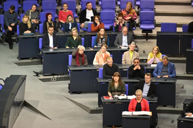 05 December 2025, Berlin: Heidi Reichinnek (2nd row L), parliamentary group leader of Die Linke in the German Bundestag, and Soeren Pellmann (2nd row R), parliamentary group leader of Die Linke in the Bundestag, follow the German Bundestag session on the modernization of military service. Photo: Christophe Gateau/dpa