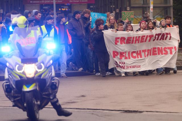 05 December 2025, Rhineland-Palatinate, Koblenz: Around 200 pupils take part in a school strike in Koblenz against the reintroduction of compulsory military service. The governing coalition wants a new military service law with mandatory conscription for entire cohorts of young men and target figures for expanding the Bundeswehr. The Bundestag votes on the plan today, with approval considered certain. Photo: Thomas Frey/dpa