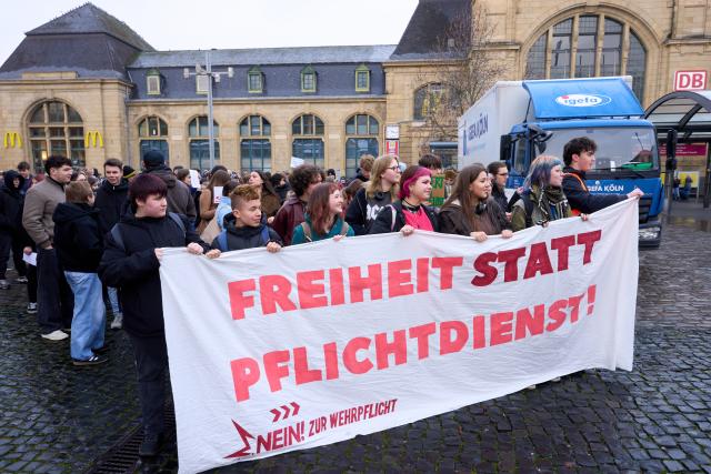 05 December 2025, Rhineland-Palatinate, Koblenz: Around 200 pupils take part in a school strike in Koblenz against the reintroduction of compulsory military service. The governing coalition wants a new military service law with mandatory conscription for entire cohorts of young men and target figures for expanding the Bundeswehr. The Bundestag votes on the plan today, with approval considered certain. Photo: Thomas Frey/dpa