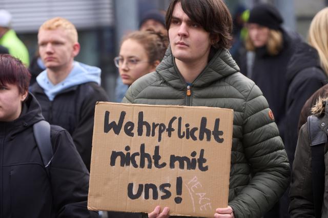 05 December 2025, Rhineland-Palatinate, Koblenz: Around 200 pupils take part in a school strike in Koblenz against the reintroduction of compulsory military service. The governing coalition wants a new military service law with mandatory conscription for entire cohorts of young men and target figures for expanding the Bundeswehr. The Bundestag votes on the plan today, with approval considered certain. Photo: Thomas Frey/dpa
