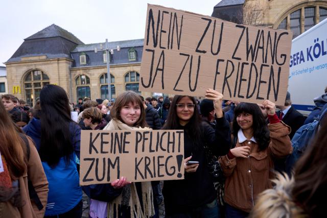 05 December 2025, Rhineland-Palatinate, Koblenz: Around 200 pupils take part in a school strike in Koblenz against the reintroduction of compulsory military service. The governing coalition wants a new military service law with mandatory conscription for entire cohorts of young men and target figures for expanding the Bundeswehr. The Bundestag votes on the plan today, with approval considered certain. Photo: Thomas Frey/dpa