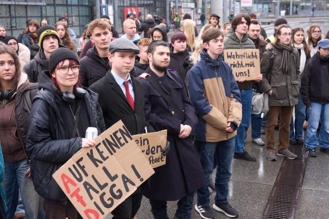 05 December 2025, Rhineland-Palatinate, Koblenz: Around 200 pupils take part in a school strike in Koblenz against the reintroduction of compulsory military service. The governing coalition wants a new military service law with mandatory conscription for entire cohorts of young men and target figures for expanding the Bundeswehr. The Bundestag votes on the plan today, with approval considered certain. Photo: Thomas Frey/dpa