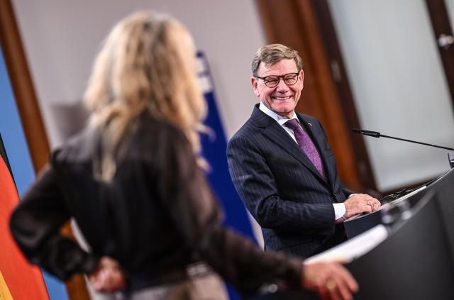 05 December 2025, Berlin: Germany's Foreign Minister Johann Wadephul (R) and his Icelandic counterpart Thorgerdur Katrin Gunnarsdottir hold a joint press conference following their joint meeting. Photo: Britta Pedersen/dpa